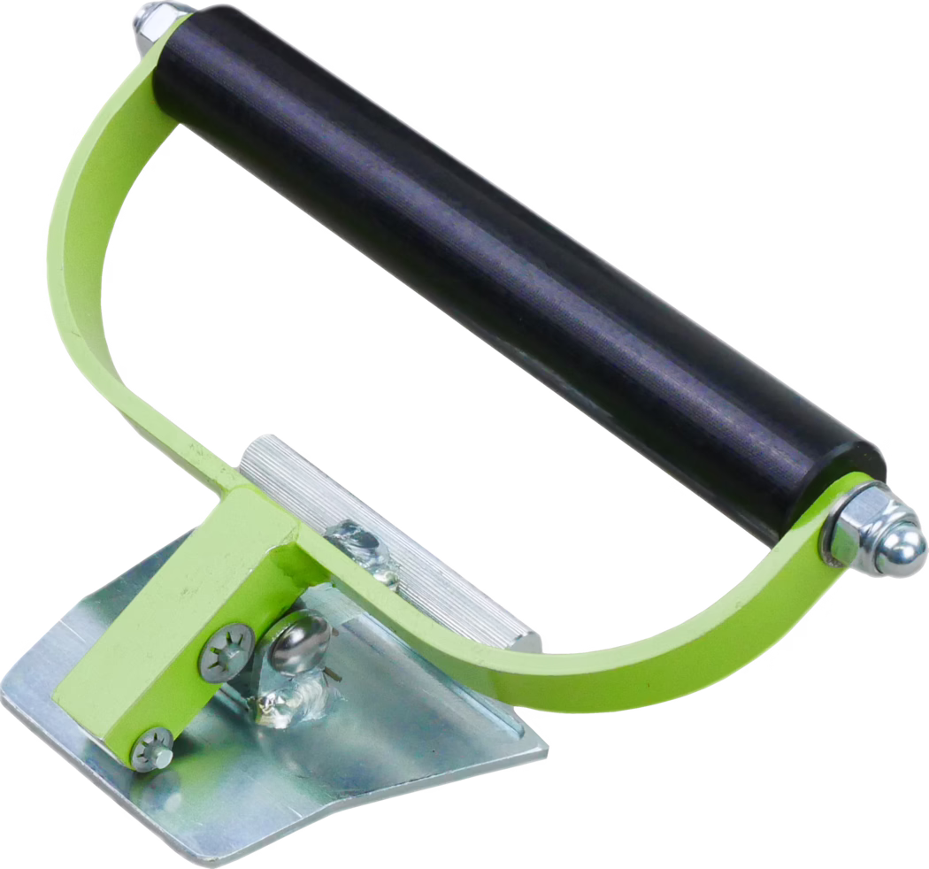 Gros plan d'un rouleau manuel : un cylindre en caoutchouc noir monté dans un cadre métallique en forme de U de couleur vert citron avec des boulons chromés à chaque extrémité. Le support est relié à une petite plaque de montage argentée inclinée avec des vis visibles et une soudure apparente. Un collier argenté strié se trouve près de la base du rouleau. L'image, sur fond blanc, met en évidence les détails de la peinture, des fixations métalliques et des points de pivot du rouleau, soulignant la construction compacte et robuste de l'outil destiné à presser ou lisser des surfaces.