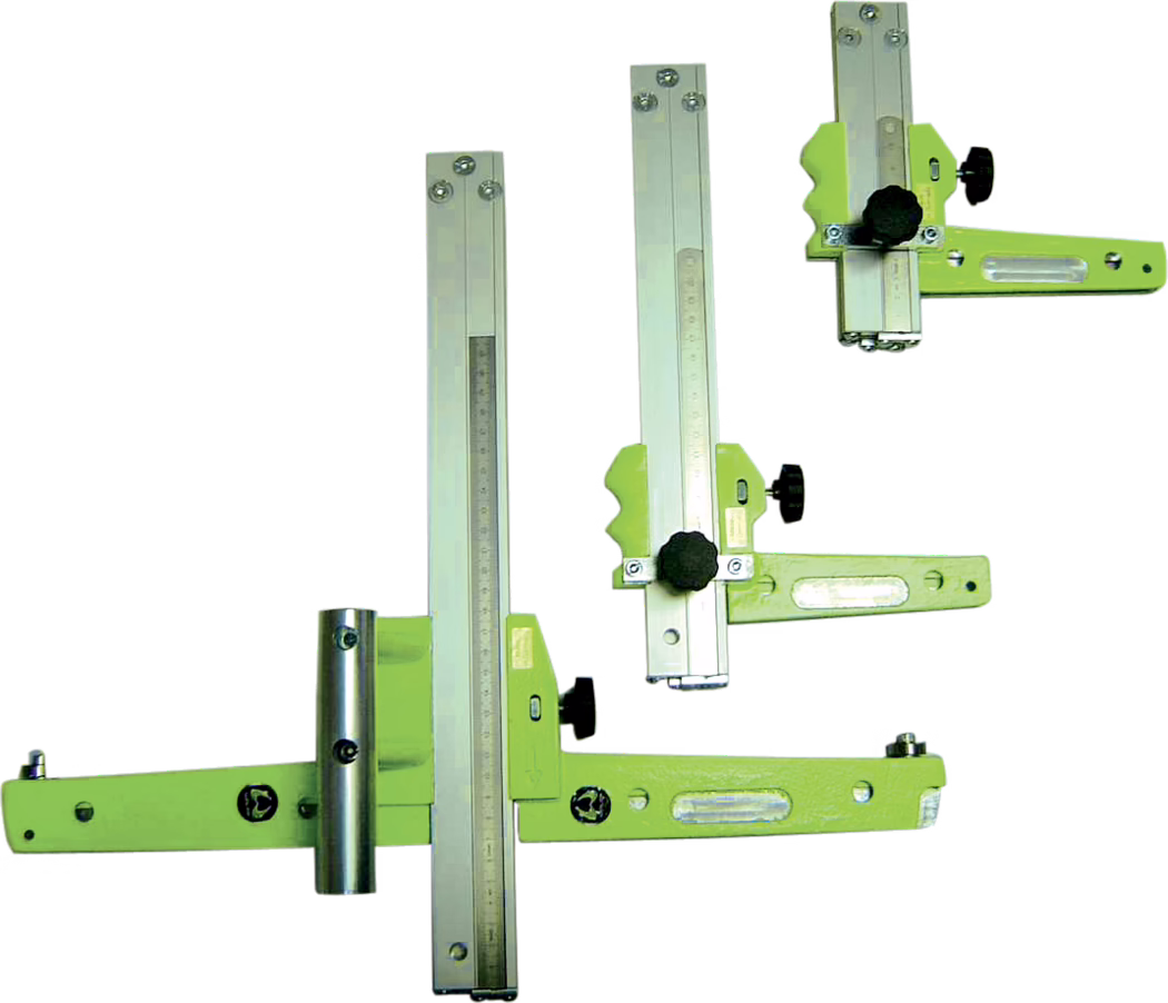 WOLFF_Dummy_13350_13351_13352_strip cutters_2025-08 Gros plan de trois ensembles de guide/butée réglables destinés aux gabarits d'atelier, photographiés sur fond blanc. Chaque ensemble comprend un rail vertical en aluminium extrudé avec une règle métrique gravée, un bras horizontal en acier peint en vert avec des trous de fixation et un niveau à bulle intégré, ainsi que des boutons de serrage en plastique noir pour les réglages fins. Un ensemble comporte une manchette cylindrique en acier pour la fixation sur une tige; on distingue des vis fraisées et des boulons. Les pièces présentent des arêtes usinées et des finitions anodisées ou peintes; impression générale: système modulaire de butée ou guide coulissant pour positionnements précis sur scies, fraiseuses, perceuses ou gabarits sur mesure.