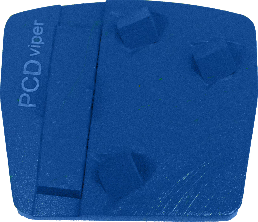 Gros plan d'un coussinet en mousse bleu profond texturé avec des arêtes rectangulaires en relief et une couture verticale ; une inscription blanche pâle 'PRO C vipper' apparaît le long du bord gauche. La surface présente de légères éraflures et des zones d'usure.