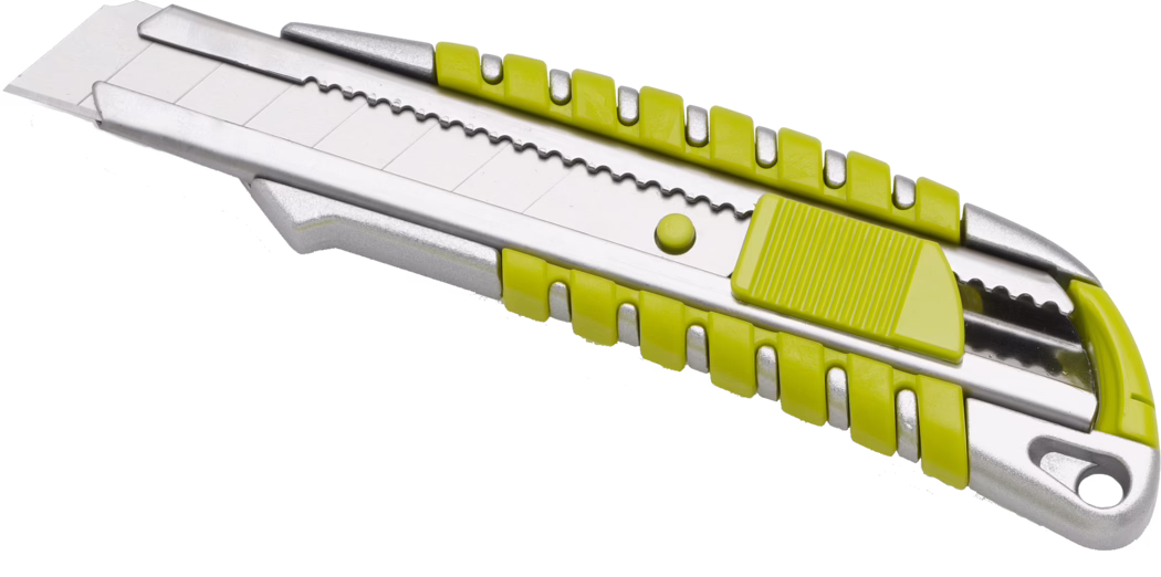 WOLFF_Dummy_55030_Break-off knife_22025-08 Gros plan d'un cutter rétractable argenté et jaune avec une lame segmentée à détacher, corps en métal et curseur en plastique jaune texturé, sur fond blanc isolé.