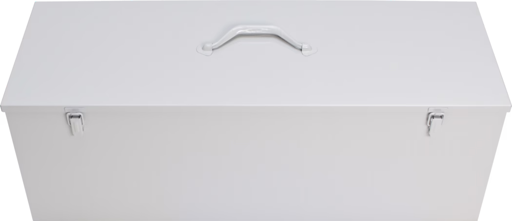 Boîte de rangement en métal blanc avec couvercle à charnière, poignée centrale sur le dessus et deux fermoirs à l'avant, photographiée de dessus sur fond blanc.