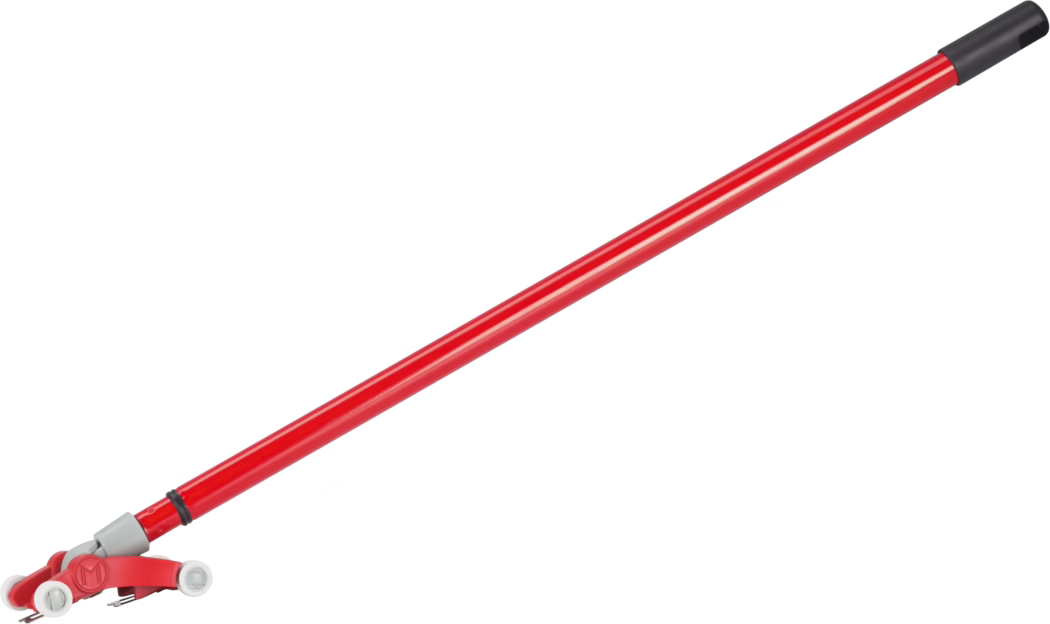 Manche télescopique de balai rouge avec une poignée en caoutchouc noir en haut et une tête de balai pivotante rouge en bas. La tige métallique brillante est montrée en diagonale sur fond blanc. La tête comporte des articulations en plastique gris et de petites roulettes blanches pour faciliter la direction et le nettoyage du sol.