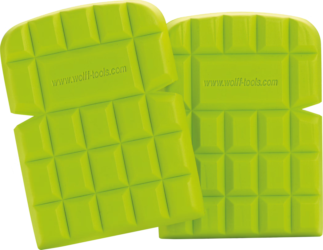 WOLFF_Dummy_51560_Knee pads_2025-08 Deux genouillères en mousse vert citron vif avec un motif en quadrillage, surface texturée et l'adresse web en relief www.wolff-tools.com. Les coussinets se chevauchent sur un fond blanc ; chaque coussinet présente des segments rembourrés rectangulaires et carrés surélevés pour le confort à genoux et une adhérence antidérapante.
