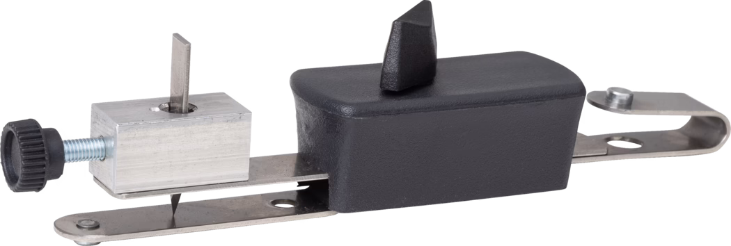 Gros plan d'un petit mécanisme de verrouillage mécanique : une platine de fixation en métal avec un bloc rectangulaire en aluminium, une vis réglable avec un bouton en plastique noir et un boîtier en plastique noir contenant un loquet métallique triangulaire ; présenté sur fond blanc, il ressemble à un verrou ou une pince pour fenêtre ou porte.