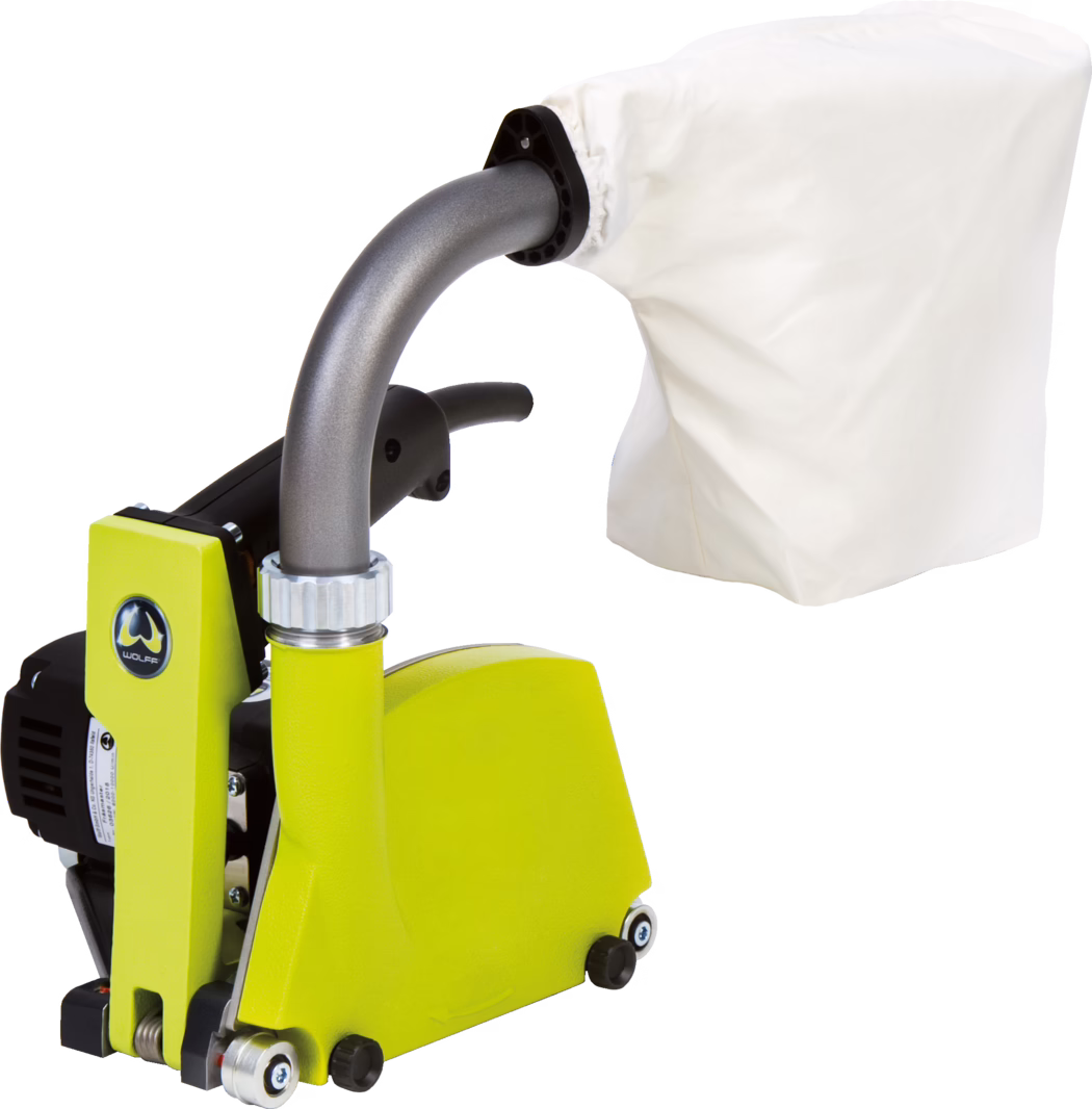 WOLFF_Dummy_76859_Repair-grooving machine_2025-08 Gros plan d'une machine de sol vert citron avec une poignée métallique grise courbée et un sac à poussière blanc fixé ; on distingue un bouton de réglage, de petites roulettes et le logo WOLFF sur le carter lumineux.