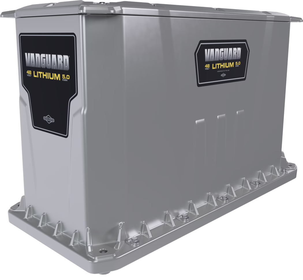 Boîtier métallique rectangulaire argenté d'un module de batterie lithium Vanguard portant la mention 'VANGUARD 48 VOLT LITHIUM 5,0 kWh'. Boîtier industriel robuste avec brides de fixation et boulons visibles à la base, surface métallique lisse et réfléchissante, angles renforcés et deux étiquettes noires avec un marquage de la marque sur les panneaux latéraux.