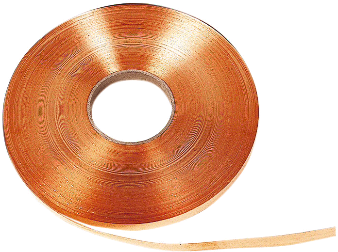WOLFF_Dummy_13594_13595_copper band_2025-08 Gros plan d'une bobine de ruban métallique fin de couleur cuivre enroulé autour d'un noyau en carton, photographiée sur fond blanc. Le ruban présente une surface brillante et réfléchissante avec de fines stries concentriques et une extrémité libre qui dépasse ; la bobine est vue légèrement en plongée et de biais.