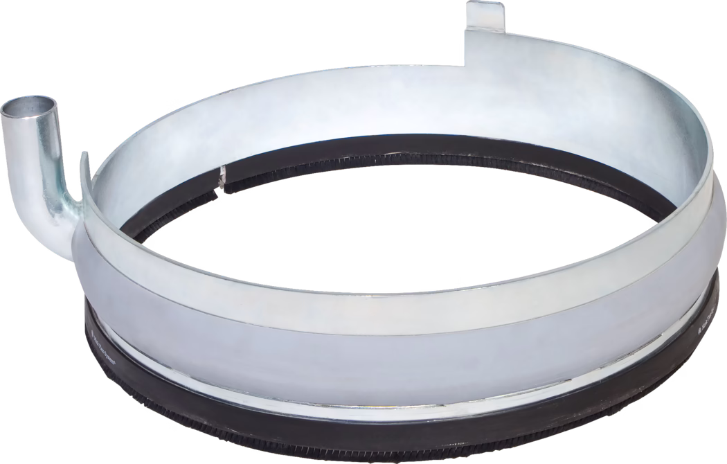WOLFF_Dummy_72462_74177_Dust ring with extraction outlet_2025-08 Close-up of a circular metal connection ring or duct coupling made from galvanized steel, showing an inner black rubber sealing gasket and a brush-like sealing strip. The product features a short outlet spigot, a mounting/tab for locking, and visible polished metal reflections; slight wear marks are present. Isolated product photograph on a white background, viewed from above to highlight the inner rim and sealing components, typically used in HVAC or exhaust pipe connections.
