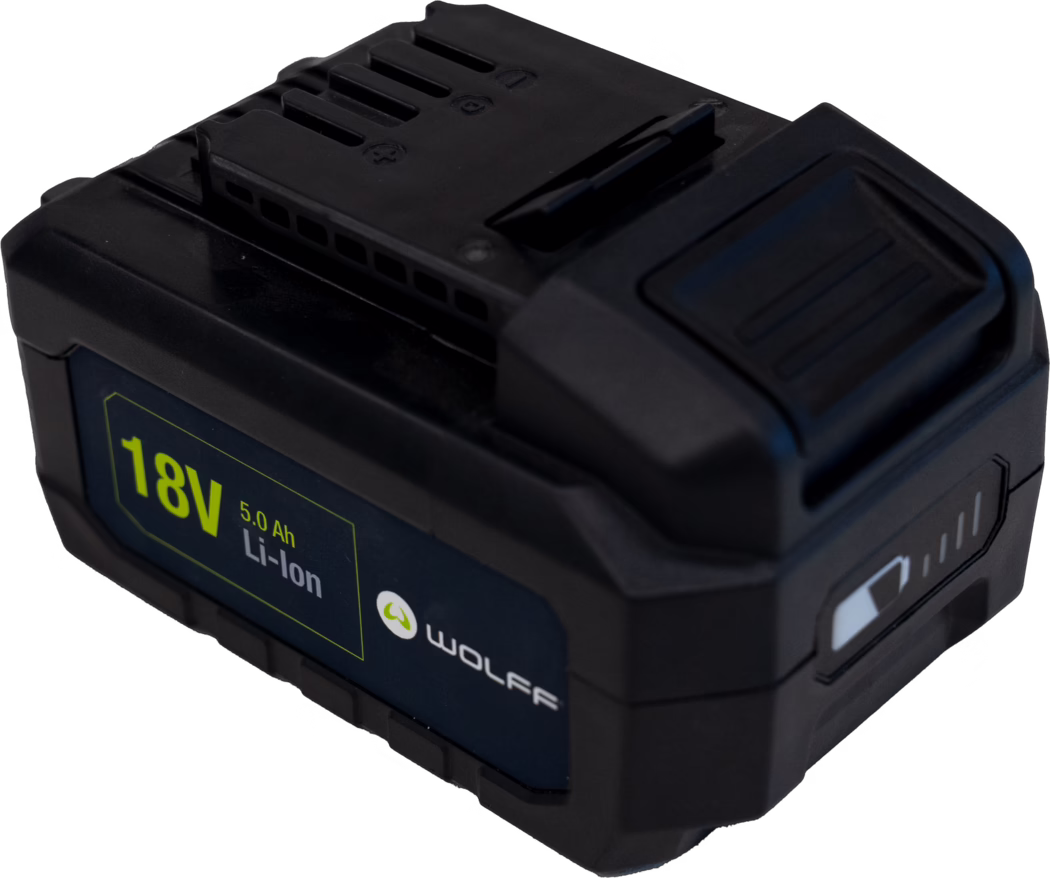Gros plan d'une batterie noire lithium-ion 18 V pour outil électroportatif sur fond blanc. Le boîtier en plastique rectangulaire présente un loquet d'extraction texturé en haut, plusieurs orifices de ventilation et des contacts de charge encastrés dans la zone de connexion. Une étiquette bleue sur le côté indique '18V 5.0 Ah Li‑Ion' en lettres jaunes et blanches ; le boîtier comporte des nervures moulées et des angles caoutchoutés pour la durabilité, avec quelques légères traces d'usure et une finition mate.