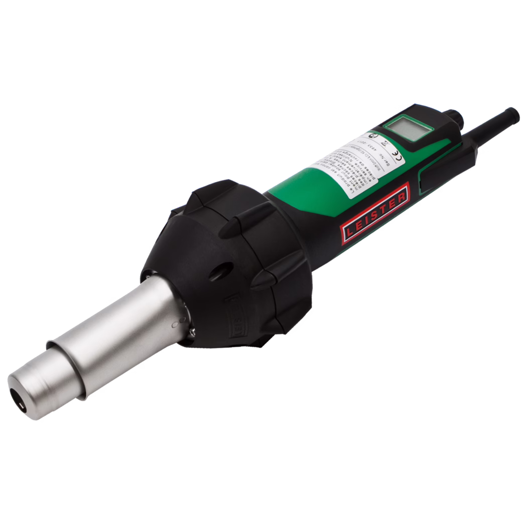 WOLFF_Dummy_71991_Leister Triac AT_2025-08 Pistolet à air chaud portatif Leister pour le soudage et le chauffage des plastiques, boîtier en plastique noir et vert avec écran LCD, étiquette de sécurité, câble d'alimentation à l'arrière et longue buse métallique cylindrique pour air chaud dirigé.