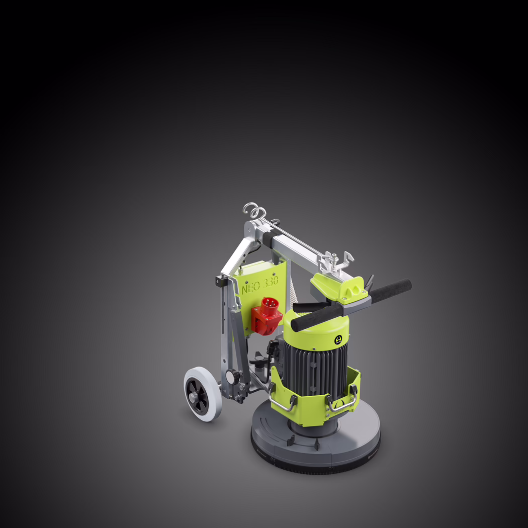 WOLFF_Application Image_NEO330_183050_01_2026-03 Une machine compacte de polissage et ponçage de sols industrielle de couleur vert citron et gris foncé. Elle comporte un boîtier moteur cylindrique vertical avec ailettes de refroidissement, une base de ponçage/polissage circulaire et basse, des poignées horizontales rembourrées en mousse, un bras de support réglable en métal avec roues de transport et attaches rapides, ainsi qu'un connecteur électrique rouge sur le côté. L'appareil est présenté sur un fond gris neutre avec un éclairage doux, mettant en valeur ses supports métalliques, sa construction solide et ses commandes ergonomiques pour la préparation de surfaces en béton et en pierre.