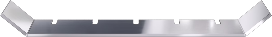 Support de fixation en acier inoxydable brossé vu de face : une longue barre plate avec deux ailettes inclinées aux extrémités et quatre encoches rectangulaires le long du bord supérieur ; finition brossée lisse légèrement réfléchissante et bords chanfreinés.